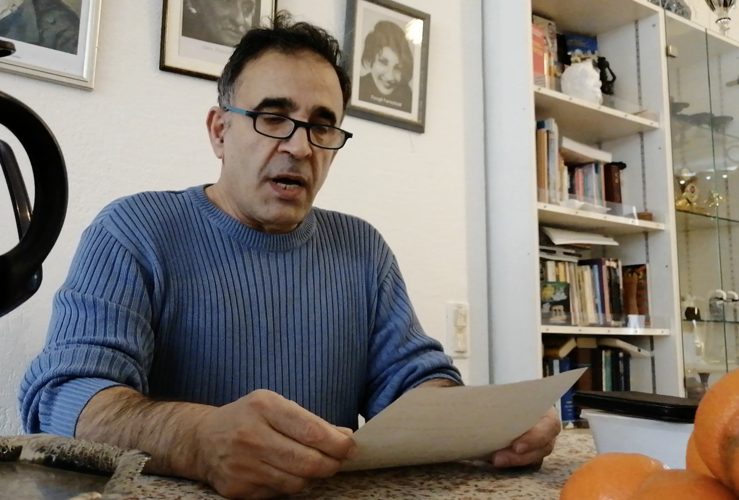 Reza Amani liest einen persischen Text
                      vor